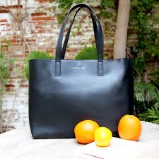 Élégance intemporelle : Le sac à main en cuir noir, l’accessoire indispensable