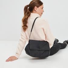 Sac Besace Bandoulière Femme : L’Accessoire Pratique et Tendance pour Toutes les Occasions