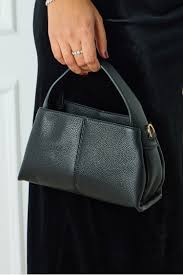 Le Chic Intemporel du Petit Sac Noir