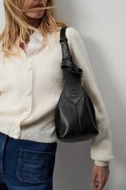 Élégance intemporelle : le sac à main noir pour femme