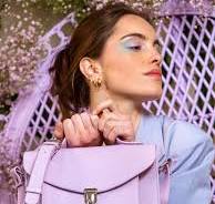 Élégance violette : Le Sac à Main Violet, Accessoire Sophistiqué et Tendance