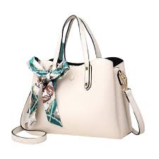 Élégance Assurée : Sublimez Votre Sac à Main avec un Foulard