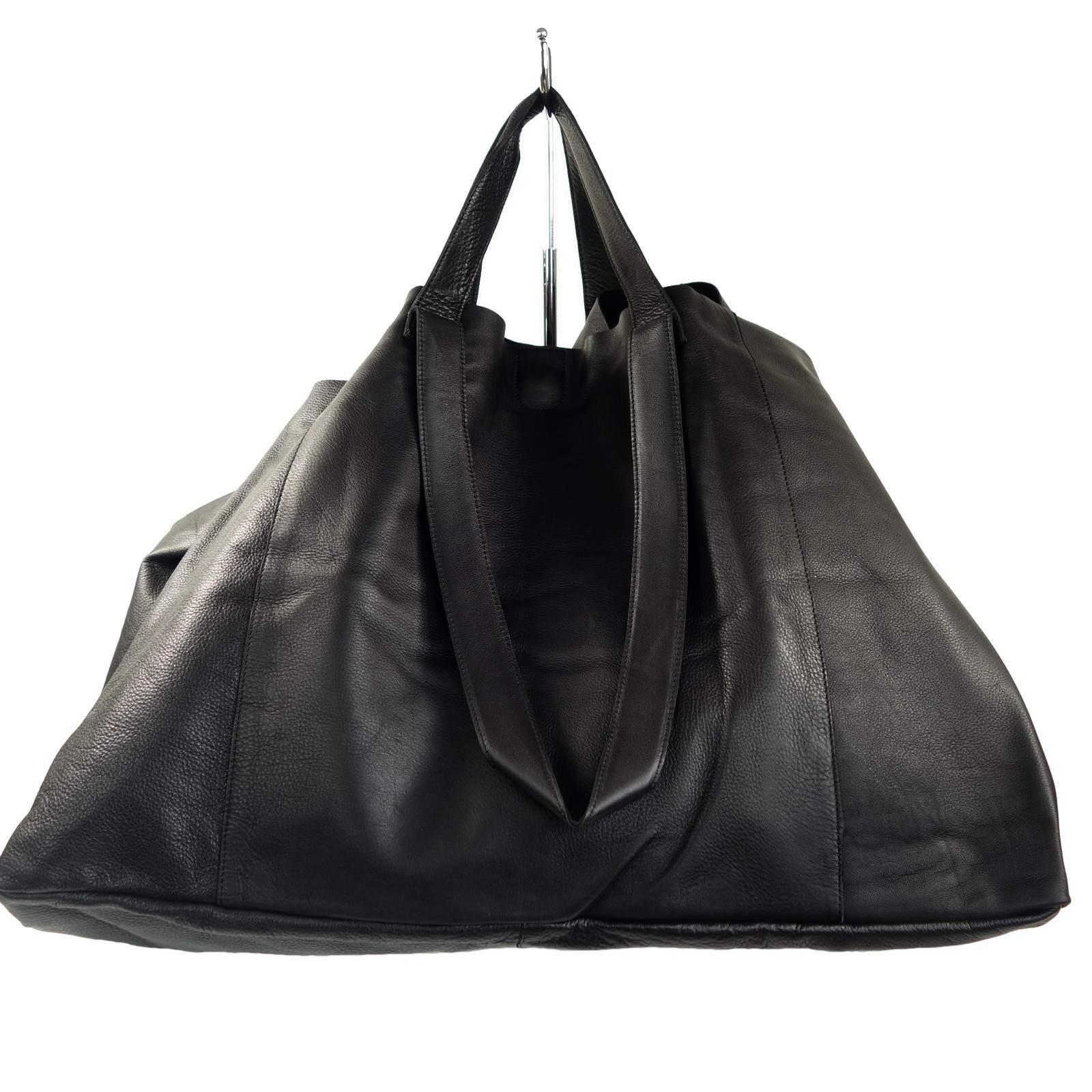 Élégance Intemporelle : Le Sac à Main en Cuir Noir