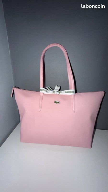 Élégance en Rose : Le Sac à Main Lacoste qui Sublime votre Style