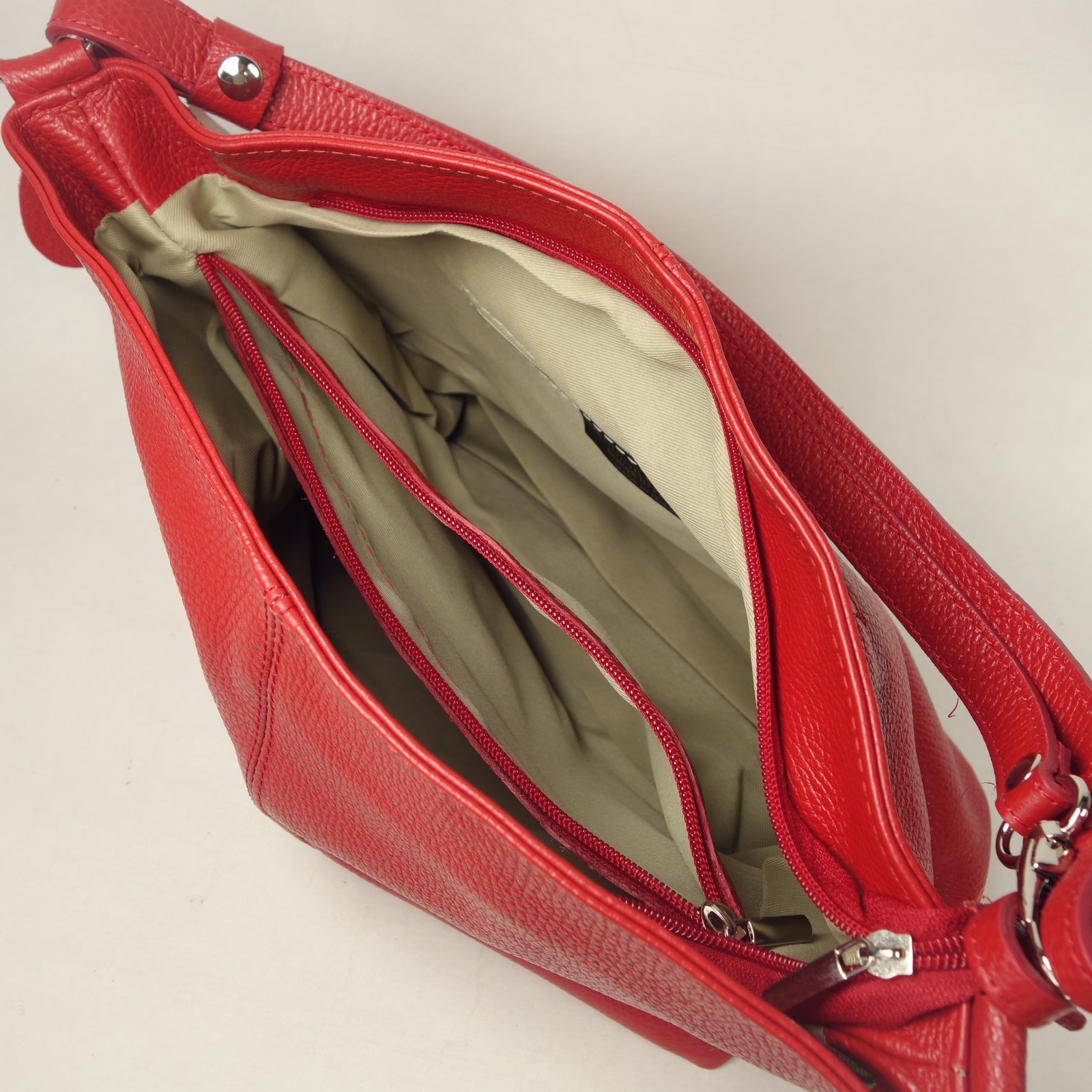 Le Charme Intemporel du Petit Sac Rouge : Symbole d&rsquo;Audace et d&rsquo;Élégance
