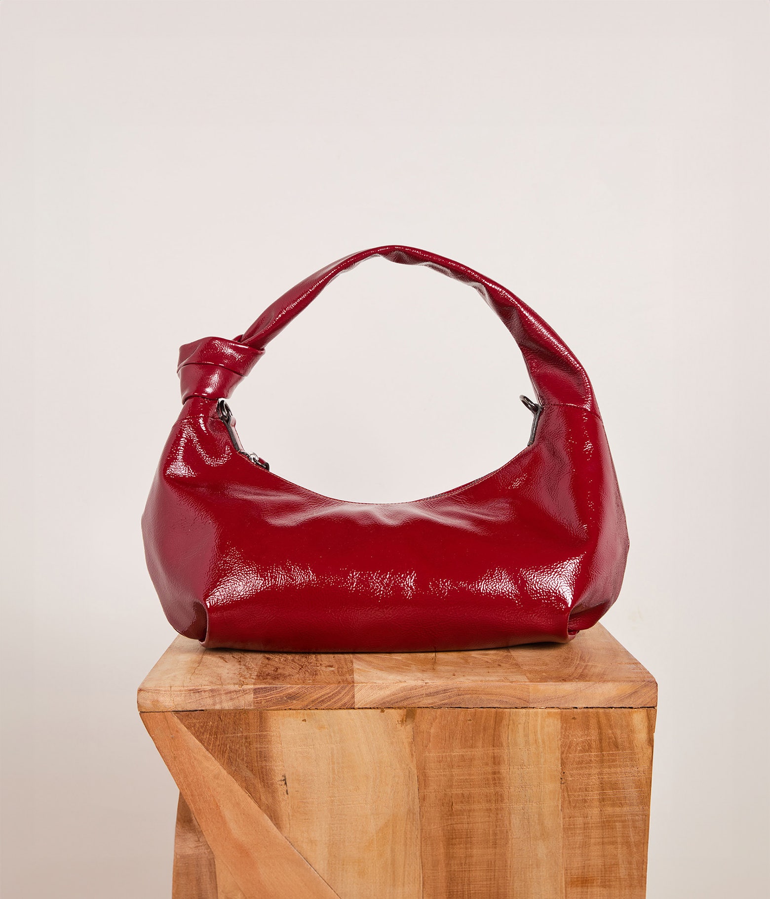 Élégance Intemporelle : Le Sac à Main en Cuir Rouge, Symbole de Style et de Raffinement