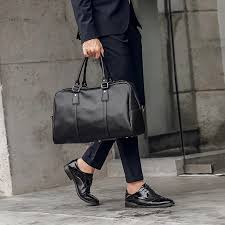 Élégance Masculine : Le Sac à Main Homme en Cuir, Accessoire Indispensable