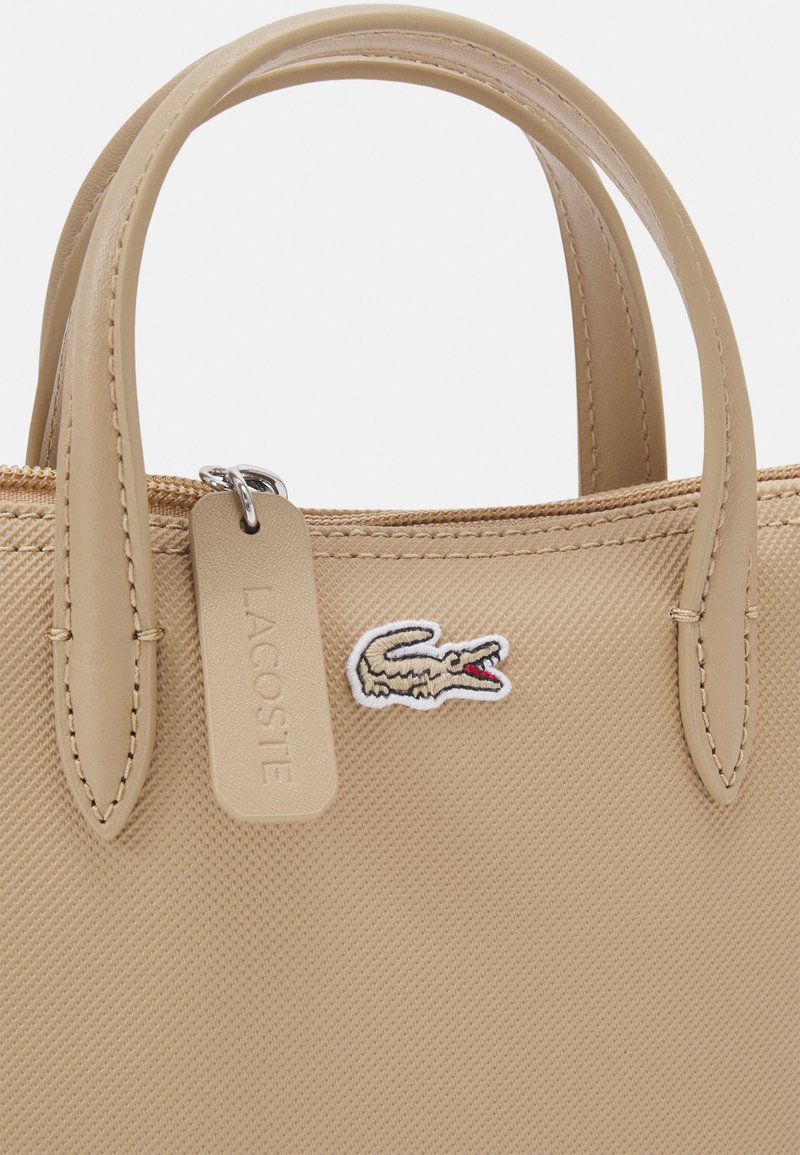 Sac à main pour les cours Lacoste : comment choisir le modèle idéal